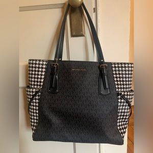 Michael Kors voyager hand bag